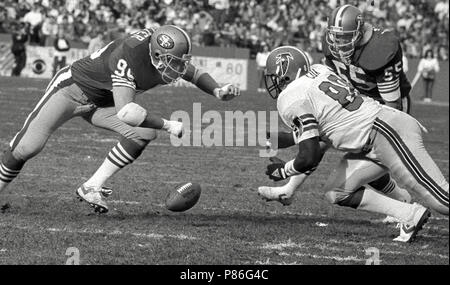 20 décembre 1987 - San Francisco, Californie, États-Unis - San Francisco 49ers vs Atlanta Falcons à Candlestick Park Dimanche, 20 décembre 1987. 49ers battre pèlerin 35-7. San Francisco 49ers Linebacker Mike Walter (99) va pour tâtonner. (Crédit Image : © Al Golub via Zuma sur le fil) Banque D'Images