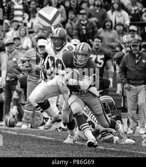 20 décembre 1987 - San Francisco, Californie, États-Unis - San Francisco 49ers vs Atlanta Falcons à Candlestick Park Dimanche, 20 décembre 1987. 49ers battre pèlerin 35-7. San Francisco 49ers Quarterback Steve Young (8) s'exécute avec la balle. (Crédit Image : © Al Golub via Zuma sur le fil) Banque D'Images