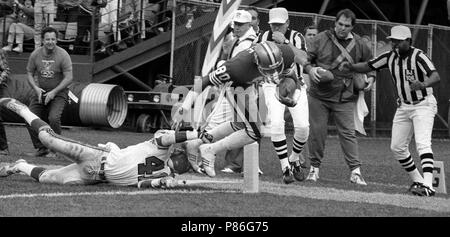 20 décembre 1987 - San Francisco, Californie, États-Unis - San Francisco 49ers vs Atlanta Falcons à Candlestick Park Dimanche, 20 décembre 1987. 49ers battre pèlerin 35-7. San Francisco 49ers Wide Receiver Jerry Rice (80) rend le toucher des roues. (Crédit Image : © Al Golub via Zuma sur le fil) Banque D'Images