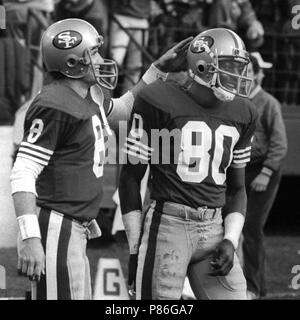 20 décembre 1987 - San Francisco, Californie, États-Unis - San Francisco 49ers vs Atlanta Falcons à Candlestick Park Dimanche, 20 décembre 1987. 49ers battre pèlerin 35-7. San Francisco 49ers Quarterback Steve Young (8) félicite le receveur Jerry Rice (Image Crédit : © Al Golub via Zuma sur le fil) Banque D'Images