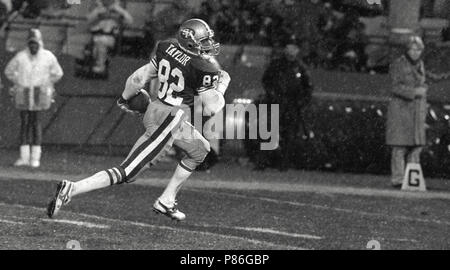 27 décembre 1987 - San Francisco, Californie, États-Unis - San Francisco 49ers vs Los Angeles Rams à Candlestick Park Dimanche, 27 décembre 1987. 49ers battre la Rams 48-0. San Francisco 49ers Wide Receiver John Taylor (82) est de toucher des roues. (Crédit Image : © Al Golub via Zuma sur le fil) Banque D'Images