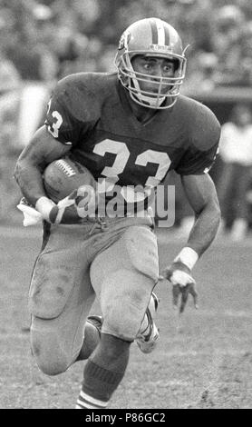 20 décembre 1987 - San Francisco, Californie, États-Unis - San Francisco 49ers vs Atlanta Falcons à Candlestick Park Dimanche, 20 décembre 1987. 49ers battre pèlerin 35-7. San Francisco 49ers d'utiliser de nouveau Roger Craig (crédit Image : © Al Golub via Zuma sur le fil) Banque D'Images