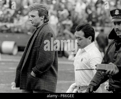 20 décembre 1987 - San Francisco, Californie, États-Unis - San Francisco 49ers vs Atlanta Falcons à Candlestick Park Dimanche, 20 décembre 1987. 49ers battre pèlerin 35-7. San Francisco 49ers Quarterback Joe Montana (16) à l'écart à cause de blessure. (Crédit Image : © Al Golub via Zuma sur le fil) Banque D'Images