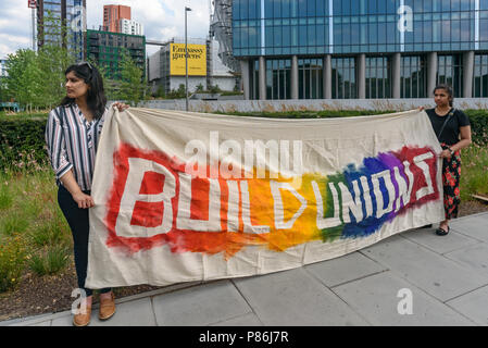 Londres, Royaume-Uni. 9e juillet 2018. La semaine d'action contre le président du Trump visite débute par une manifestation devant l'ambassade des États-Unis à neuf Elms hébergé par élan Wandsworth. Les gens tiennent une bannière 'CONSTRUIRE DES SYNDICATS devant l'ambassade. Orateurs nous a rappelé qu'en plus de tous ses autres défauts, Trump a décrit Wandsworth où la nouvelle ambassade est comme "mauvais" et "horrible". Wandsworth a une longue et fière tradition radicale, et l'ambassade site a été le siège d'un des des suffragettes, Charlotte Despard. Deux conseillers du travail étaient parmi les orateurs mais MP local du travail Marsha de Cordova w Banque D'Images