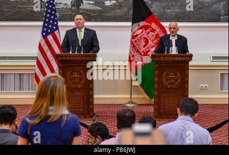 Bagram, en Afghanistan. 9e juillet 2018. La secrétaire d'État des États-Unis, Mike Pompeo, gauche, prend une question d'un journaliste lors d'une conférence de presse conjointe avec le président Afghan, Ashraf Ghani, le 9 juillet 2018 à Kaboul, Afghanistan. Pompeo était sur une visite surprise en Afghanistan et a promis l'appui des États-Unis aux négociations de paix avec les talibans. Banque D'Images
