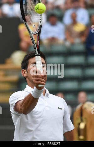 Londres, Grande-Bretagne. 09 juillet 2018. Novak Djokovic la Serbie de hits d'un retour au cours de la quatrième ronde du tournoi match contre Karen Khachanov de la Russie à l'de Wimbledon 2018 à Londres, en Grande-Bretagne, le 9 juillet 2018. Novak Djokovic a gagné 3-0. Crédit : Stephen Chung/Xinhua/Alamy Live News Banque D'Images