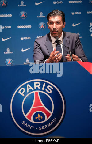 Paris. 09 juillet 2018. Gianluigi Buffon participe à une conférence de presse à Paris, France le 9 juillet 2018. Le Club du Paris Saint Germain a tenu une conférence de presse et une présentation le lundi annonçant la arrivant du gardien de but italien Gianluigi Buffon. Crédit : Jack Chan/Xinhua/Alamy Live News Banque D'Images