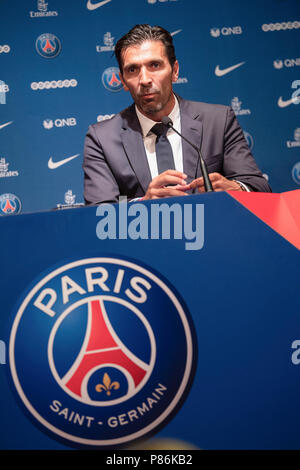 Paris. 09 juillet 2018. Gianluigi Buffon participe à une conférence de presse à Paris, France le 9 juillet 2018. Le Club du Paris Saint Germain a tenu une conférence de presse et une présentation le lundi annonçant la arrivant du gardien de but italien Gianluigi Buffon. Crédit : Jack Chan/Xinhua/Alamy Live News Banque D'Images