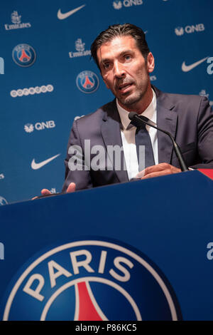 Paris. 09 juillet 2018. Gianluigi Buffon participe à une conférence de presse à Paris, France le 9 juillet 2018. Le Club du Paris Saint Germain a tenu une conférence de presse et une présentation le lundi annonçant la arrivant du gardien de but italien Gianluigi Buffon. Crédit : Jack Chan/Xinhua/Alamy Live News Banque D'Images