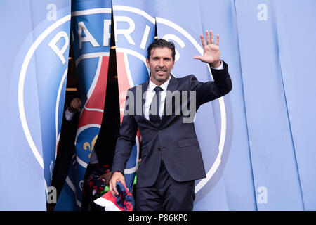 Paris. 09 juillet 2018. Gianluigi Buffon est perçu au cours d'une présentation à Paris, France le 9 juillet 2018. Le Club du Paris Saint Germain a tenu une conférence de presse et une présentation le lundi annonçant la arrivant du gardien de but italien Gianluigi Buffon. Crédit : Jack Chan/Xinhua/Alamy Live News Banque D'Images