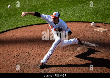 Baltimore, Maryland, USA. 09 juillet, 2018. De baseball Des Orioles de Baltimore, Mike Wright Jr (43) emplacements pendant la sixième manche du jeu MLB entre les Yankees de New York et les Orioles de Baltimore à l'Oriole Park at Camden Yards de Baltimore, Maryland. Taetsch Scott/CSM/Alamy Live News Banque D'Images