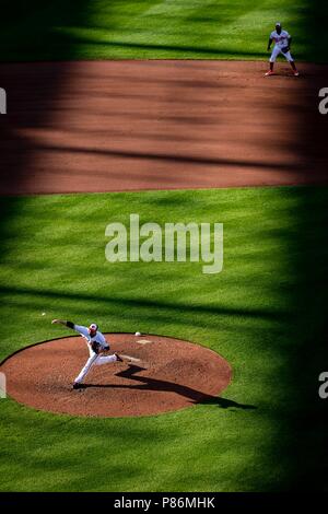 Baltimore, Maryland, USA. 09 juillet, 2018. Baltimore Orioles de troisième but Tim Beckham (1) et lanceur droitier Mike Wright Jr (43) en action lors de la septième manche du jeu MLB entre les Yankees de New York et les Orioles de Baltimore à l'Oriole Park at Camden Yards de Baltimore, Maryland. Taetsch Scott/CSM/Alamy Live News Banque D'Images