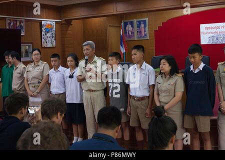 Mae Sai, Chiang Rai, Thaïlande. 09 juillet 2018. Les amis et camarades de 6 des membres de l'équipe de soccer de Mae Sai répondre aux questions des médias à l'École de Mae Sai, Prasisart où 6 des membres de l'équipe de soccer de crédit d'étude : Adryel Talamantes/ZUMA/Alamy Fil Live News Banque D'Images