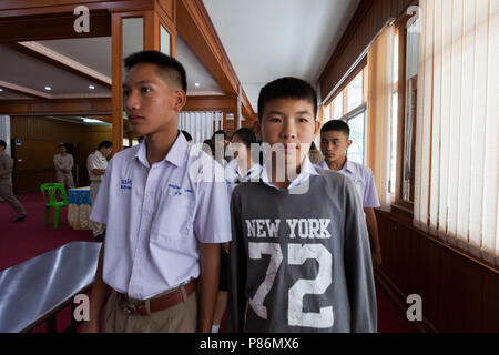 Mae Sai, Chiang Rai, Thaïlande. 09 juillet 2018. Les amis et camarades de 6 des membres de l'équipe de soccer de Mae Sai arrivent pour une conférence de presse pour parler de leurs amis piégés Crédit : Adryel Talamantes/ZUMA/Alamy Fil Live News Banque D'Images