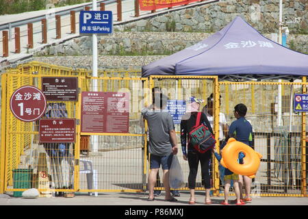 Wenling, Wenling, Chine. 10 juillet, 2018. Wenling, CHINE-les gens à se préparer pour le super typhon Maria à Wenling, dans la province du Zhejiang en Chine de l'Est. Crédit : SIPA Asie/ZUMA/Alamy Fil Live News Banque D'Images