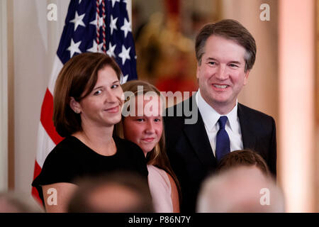 Washington, DC, USA. 09 juillet 2018. Juge Brett Kavanaugh (R) avec la famille après le président américain Donald Trump a annoncé le candidat à la Cour suprême à la Maison Blanche à Washington, DC, États-Unis, le 9 juillet 2018. Le Président américain Donald Trump dans la nuit de lundi, nommé juge de la cour d'appel fédérale conservateur Brett Kavanaugh à la Cour Suprême de Justice pour réussir Anthony Kennedy, qui prendra sa retraite fin du mois. Credit : Ting Shen/Xinhua/Alamy Live News Banque D'Images