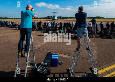 Japan Air Self Defense Force JASDF Japanese Air Force Kawasaki C2 pour l'avion de transport arrivant Royal International Air Tattoo, RIAT 2018, RAF Fairford airshow avec les avions observateurs, les passionnés de l'aviation, les photographes sur les escabeaux. Escabeaux Banque D'Images