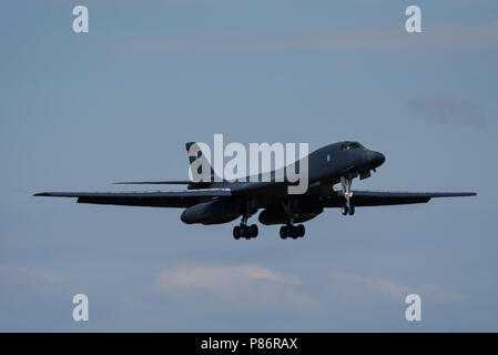 United States Air Force USAF bombardier Rockwell B1 Lancer arrivant pour le Royal International Air Tattoo, RIAT 2018, RAF Fairford Airshow Banque D'Images