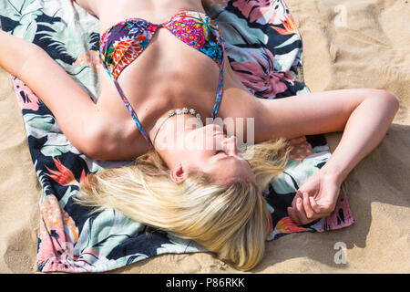 Bournemouth, Dorset, UK. 10 juillet 2018. Météo France : après un démarrage nuageux, un autre jour ensoleillé chaud. Leanne modèle jouit du câble à sunshine beach Alum Chine. Credit : Carolyn Jenkins/Alamy Live News Banque D'Images