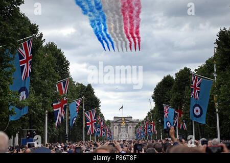 Londres, Royaume-Uni. 10 juillet, 2018. Les flèches rouges lors d'un défilé aérien spectaculaire au-dessus du Mall à Londres, et est l'élément central de la Royal Air Force 100e anniversaire. RAF 100e anniversaire, Londres, le 10 juillet 2018. Crédit : Paul Marriott/Alamy Live News Banque D'Images