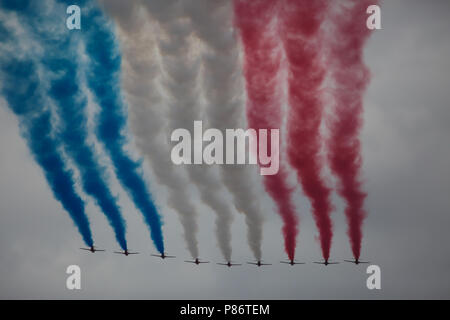 London,UK,10 Juillet 2018,jusqu'à 100 avions, y compris la fameuse flèche rouge s'envola le Mall à Londres et sur le palais de Buckingham dans le cadre de la RAF100 Centenaire. Le défilé a pris 9 minutes 45 secondes et a mis onze mois de planification. Avant le défilé aérien historique plus d'un millier de militaires hommes et femmes ont marché jusqu'au centre commercial vu par des foules considérables. Le défilé a également été observé par la famille royale de Buckingham Palace balcon. Credit : Keith Larby/Alamy Live News Banque D'Images