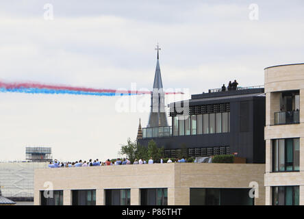 Londres, Royaume-Uni. 10 juillet, 2018. Le défilé du centenaire de la RAF sur le centre de Londres aujourd'hui. Rassembler les travailleurs sur le toit de Kings Place, à regarder les flèches rouges spectaculaires.Credit : Monica Wells/Alamy Live News Banque D'Images