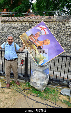 Westminster, London, UK. 10 juillet, 2018. Caricaturiste Kaya Mar met un de ses Brexit travaille dans la poubelle sur College Green, à la suite des démissions de David Davis et Boris Johnson le jour avant. Credit : PjrFoto/Alamy Live News Banque D'Images