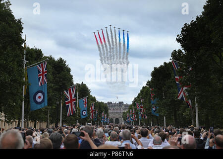 Londres, Royaume-Uni. 10 juillet, 2018. Les flèches rouges lors d'un défilé aérien spectaculaire au-dessus du Mall à Londres, et est l'élément central de la Royal Air Force 100e anniversaire. RAF 100e anniversaire, Londres, le 10 juillet 2018. Crédit : Paul Marriott/Alamy Live News Banque D'Images