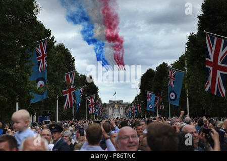 Londres, Royaume-Uni. 10 juillet, 2018. Les flèches rouges lors d'un défilé aérien spectaculaire au-dessus du Mall à Londres, et est l'élément central de la Royal Air Force 100e anniversaire. RAF 100e anniversaire, Londres, le 10 juillet 2018. Crédit : Paul Marriott/Alamy Live News Banque D'Images