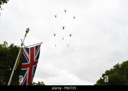 Londres, Royaume-Uni. 10 juillet, 2018. Des milliers de personnes se sont rassemblées pour regarder un défilé sur le Mall, et jusqu'à 100 avions représentant la RAF au fil des ans de survoler le palais de Buckingham, le 10 juillet 2018 au Centre Commercial, Londres, Royaume-Uni. Credit Photo : Alamy/Capital Live News Banque D'Images