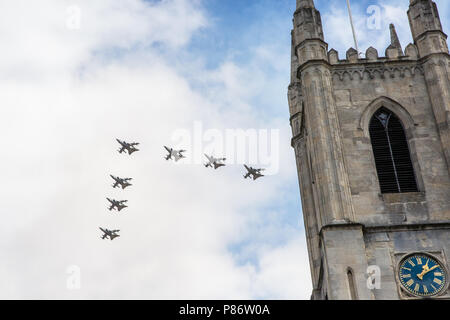 Windsor, Royaume-Uni. 10 juillet, 2018. Les aéronefs, y compris la nouvelle F-35 Lightning stealth fighter jet battant pour la première fois à un événement public, volent au-dessus de l'église paroissiale de St Jean le Baptiste à Windsor dans le cadre d'un défilé pour marquer les 100 ans de la Royal Air Force. La RAF, la première force aérienne indépendante, a été créée le 1er avril 1918, lorsque le Royal Flying Corps et le Royal Naval Air Service ont été fusionnés. Credit : Mark Kerrison/Alamy Live News Banque D'Images