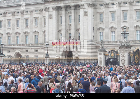 London UK. 10 juillet 2018. Des milliers de personnes le pack Mall et le palais de Buckingham pour regarder le défilé célébrant le centenaire de la Royal Air Force Crédit : amer ghazzal/Alamy Live News Banque D'Images