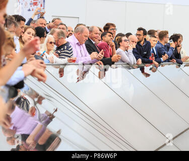 Londres, Royaume-Uni. 10 juillet 2018. Les gens regardent le défilé de célébration pour le 100e anniversaire de la RAF (Royal Air Force) qu'il va passé la Cathédrale St Paul. Une formation d'environ 100 aéronefs, un pour chaque année, voler à travers Londres, Royaume-Uni. prendre dans le parc olympique, l'Est de Londres, au Royaume-Uni. La ville de Londres et enfin le centre commercial. Credit : Imageplotter News et Sports/Alamy Live News Banque D'Images