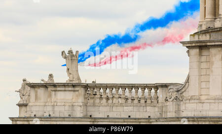 Londres, Royaume-Uni. 10 juillet 2018. Les flèches rouges participent à la cérémonie défilé pour le 100e anniversaire de la RAF (Royal Air Force) dépasse la partie supérieure de la Cathédrale St Paul. Les avions volent au-dessus de la Cathédrale St Paul et la City de Londres. Une formation d'environ 100 aéronefs, un pour chaque année, voler à travers Londres, dans le parc olympique, l'Est de Londres, la City de Londres et enfin le centre commercial, où ils sont de survoler le palais de Buckingham à 13h. Credit : Imageplotter News et Sports/Alamy Live News Banque D'Images