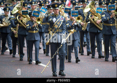 The Birdcage Walk, London, UK. 10 juillet, 2018. Célébrations du centenaire de la Royal Air Force ont lieu à Londres avec la bande centrale et d'escorte de la RAF la marche pour les Horse Guards Parade. Credit : Malcolm Park/Alamy Live News. Banque D'Images