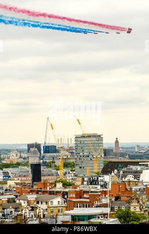 Londres, Royaume-Uni. 10 juillet, 2018. Les flèches rouges fermer un passage aérien sur Londres jusqu'à 100 avions à l'occasion du 100e anniversaire de la RAF, le mardi 10 juillet 2018 plus de photographie du Central St Giles, Londres. Cent jours après le 100e anniversaire, sur l'anniversaire du début de la bataille d'Angleterre, jusqu'à 100 avions survolent la ville et survoler le palais de Buckingham. Credit : Julie Edwards/Alamy Live News Banque D'Images