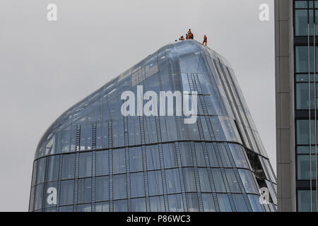 Londres, Royaume-Uni. 10 juillet 2018. Les travailleurs de la construction sur le projet Boomerang de Londres se tenir sur leurs capacités comme ils était le 100e anniversaire des Forces Royales Air. Credit : James Hancock/Alamy Live News Banque D'Images