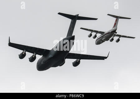 Londres, Royaume-Uni. 10 juillet 2018. Un Boeing C-17 Globemaster 3 et d'un BAe 146 survoler le centre de Londres au cours de la RAF100 Défilé Crédit : James Hancock/Alamy Live News Banque D'Images