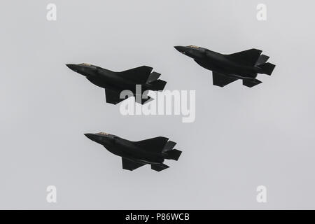 Londres, Royaume-Uni. 10 juillet 2018. Trois de la Royal Air Force, tout nouveau Lockheed Martin F-35B survole le centre de Londres au cours de la RAF100. Credit : James Hancock/Alamy Live News Banque D'Images