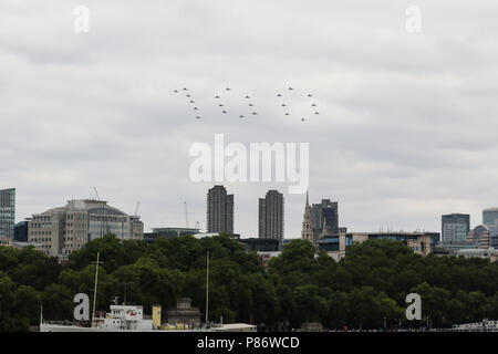 Londres, Royaume-Uni. 10 juillet 2018. 22 Eurofighter Typhoon de la Royal Air Force un formulaire 100 dans le ciel qu'ils ont survolé le centre de Londres au cours de la RAF100. Credit : James Hancock/Alamy Live News Banque D'Images