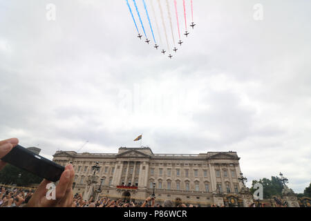 London,UK,10 juillet 2018, les grandes foules regarder le défilé que 100 avions, y compris la fameuse flèche rouge s'envola du Mall et sur le palais de Buckingham dans le cadre de la Royal Air Force Centenaire Crédit : amer ghazzal/Alamy Live News Banque D'Images