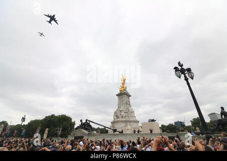 London,UK,10 juillet 2018, les grandes foules regarder le défilé que 100 avions, y compris la fameuse flèche rouge s'envola du Mall et sur le palais de Buckingham dans le cadre de la Royal Air Force Centenaire Crédit : amer ghazzal/Alamy Live News Banque D'Images