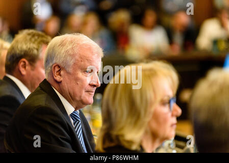 Ministre fédéral allemand de l'Intérieur, de la construction et de patrie, Horst Seehofer de l'Union chrétienne sociale (CSU) au cours de la présentation de la 'Masterplan Migration - des mesures visant à organiser, contrôler et limiter l'Immigration." Le plan prévoit l'arrêt et rejeter les migrants qui sont déjà enregistrés dans d'autres pays de l'UE à la frontière allemande. Banque D'Images