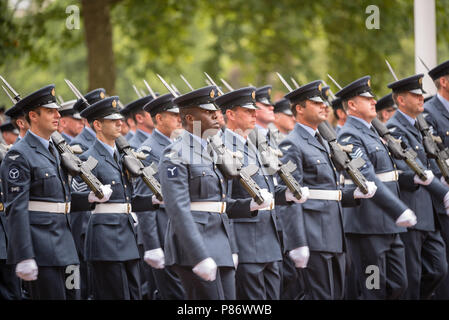 Les foules se rassemblent le long de la Mall pour aider à célébrer le 100e anniversaire de la Royal Air Force (RAF). La foule regarder la parade de la Royal Air Force, suivi par le défilé sur le palais de Buckingham à Londres. Banque D'Images