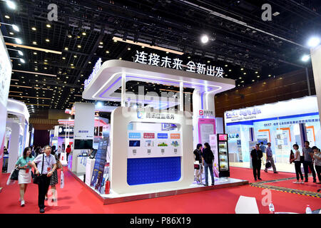 Beijing, Chine. 10 juillet, 2018. Les visiteurs assistent à la Conférence 2018 de l'Internet de la Chine à Beijing, capitale de Chine, le 10 juillet 2018. La 17e Conférence de l'Internet de la Chine a donné le coup d'ici mardi. Crédit : Li Xin/Xinhua/Alamy Live News Banque D'Images