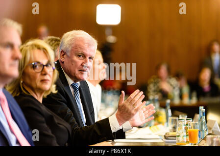 Berlin, Allemagne. 10 juillet, 2018. Ministre fédéral allemand de l'Intérieur, de la construction et de patrie, Horst Seehofer de l'Union chrétienne sociale (CSU) au cours de la présentation de la ''Masterplan Migration - des mesures visant à organiser, contrôler et limiter l'Immigration.'' Le plan inclut l'arrêt et en rejetant les migrants qui sont déjà enregistrés dans d'autres pays de l'UE à la frontière allemande. Photo : Markus Heine/SOPA Images/ZUMA/Alamy Fil Live News Banque D'Images