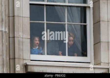 Londres, Royaume-Uni. 10 juillet, 2018. Prince George et la Princesse Charlotte regardant le défilé aérien de la RAF 100 à partir d'une fenêtre dans le palais de Buckingham MUSTCREDIT : Stuart Rose/Alamy Live News Banque D'Images