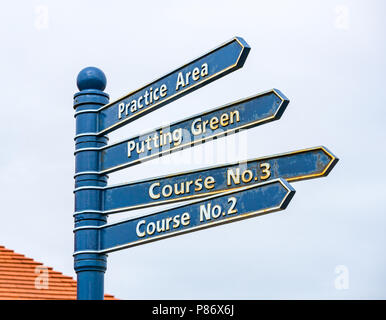 Gullane, East Lothian, Ecosse, Royaume-Uni, le 10 juillet 2018. La phase finale des préparatifs en cours pour la 5ème tournée européenne à la série Rolex Golf Gullane en préparation pour le début du championnat ouvert du 12 au 15 juillet. Le parcours de golf signpost showing directions pour le putting green, zone d'entraînement et bien sûr pas de cours n° 3 et 2 Banque D'Images
