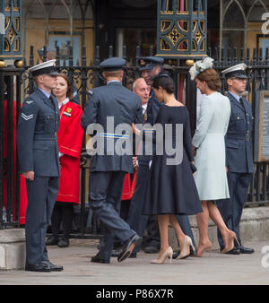 L'Abbaye de Westminster, Londres, Royaume-Uni. 10 juillet, 2018. Un service est tenu à l'abbaye de Westminster à l'occasion du centenaire de la Royal Air Force avec le duc et la duchesse de Kent & duc et duchesse de Cambridge qui arrivent. Credit : Malcolm Park/Alamy Live News. Banque D'Images