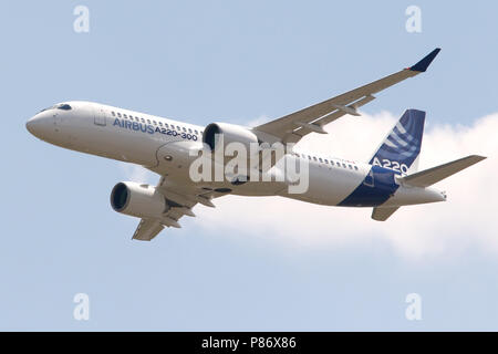 Toulouse ( France) Juillet 10th, 2015 ; Présentation du nouvel Airbus A220-300 vole pour la première fois au centre de livraison d'Airbus à Toulouse . Plan sont issu de C series CS300 de Bombardier Credit : Sebastien Lapeyrere/Alamy Live News. Banque D'Images